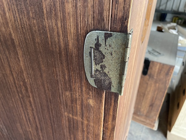古い扉の金具
