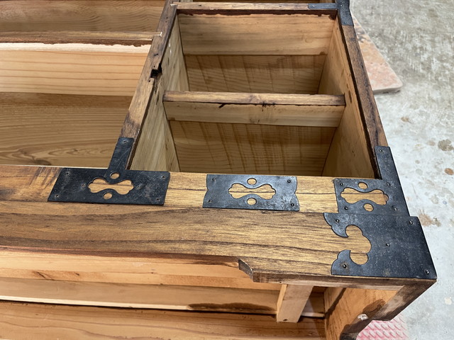 桐箪笥の金具の取付け