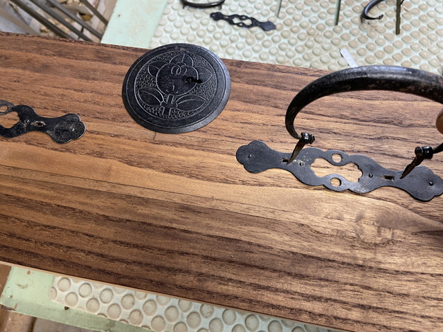 桐箪笥の金具を取り付け