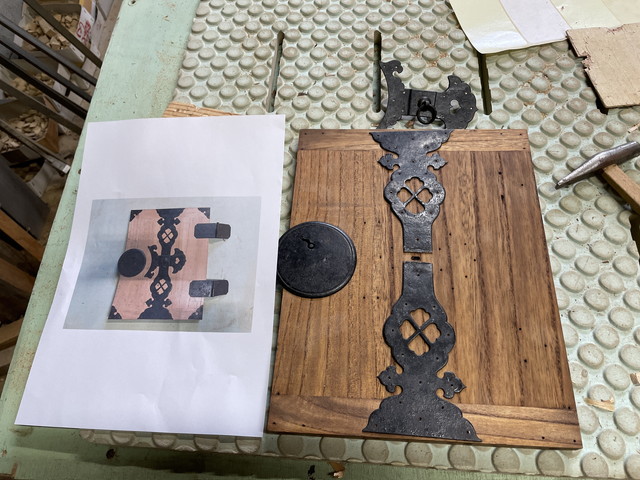 桐箪笥の金具の取付け