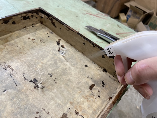 和紙を剥がしているところ