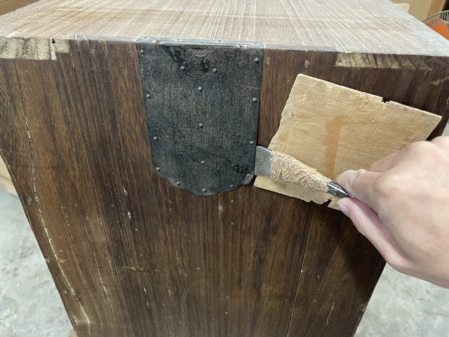 箪笥の金具を外す