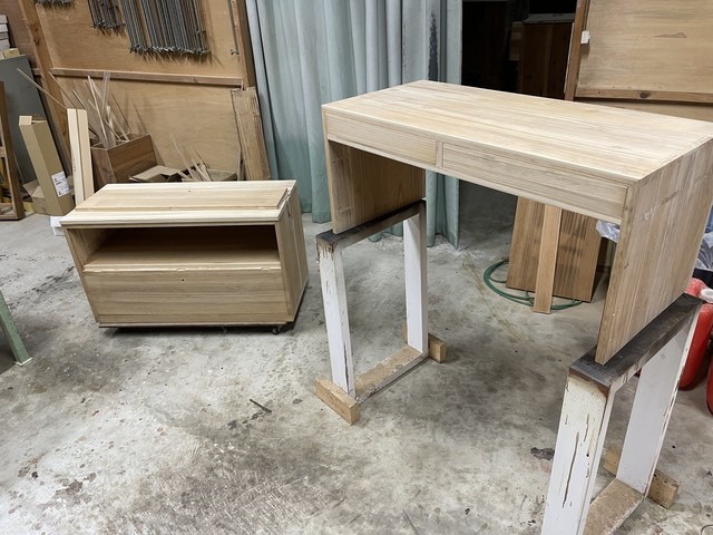 桐箪笥の着色と塗装