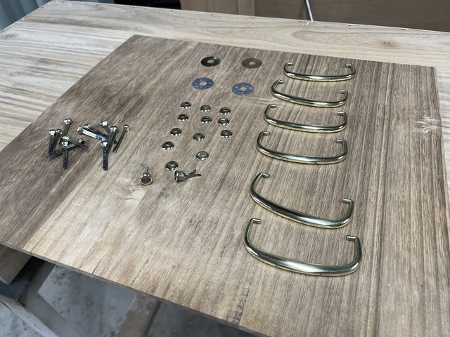 桐箪笥の金具を磨いた所