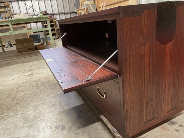 桐箪笥をTVボードにリメイク