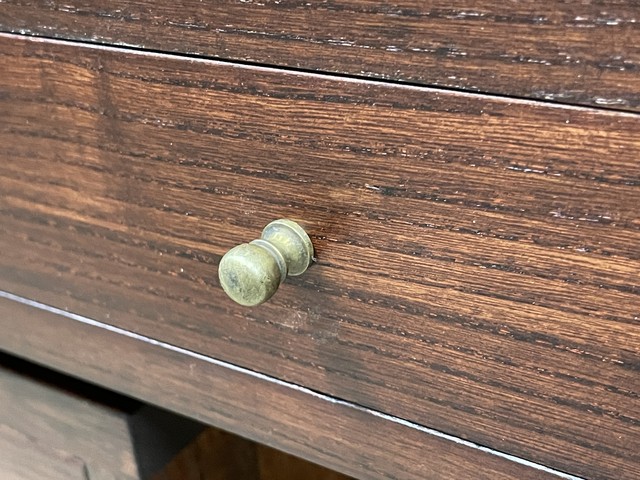 桐箪笥の引き出しに真鍮金具