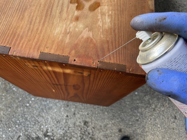 箪笥の虫穴にスプレー