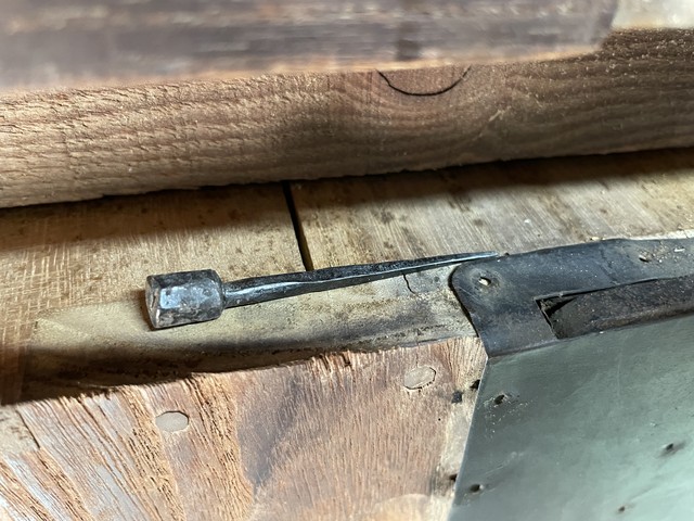 打ち込みピン金具