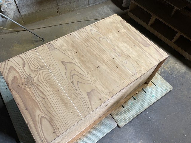 背板のサンダーがけ