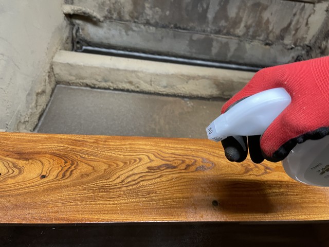 古い塗装を剥がす