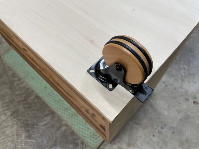 和家具のキャスターの取り付け