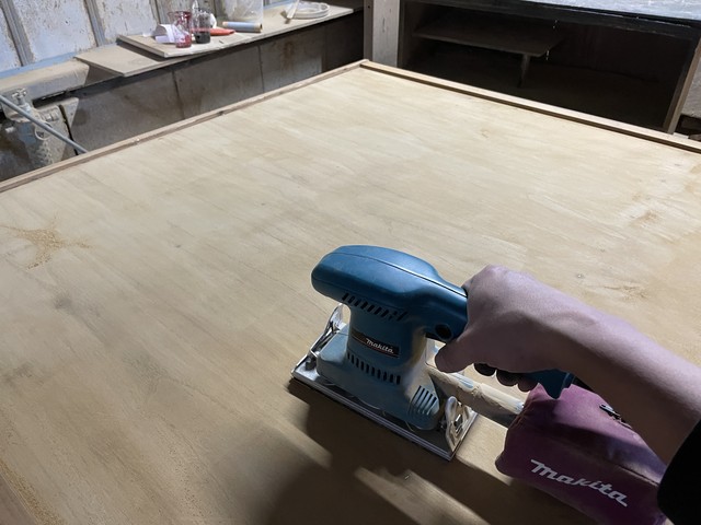 箪笥の背板の削り作業
