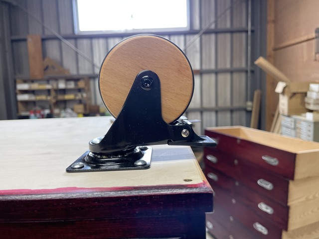 キャスターの取り付け