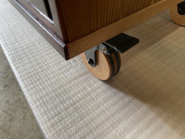和箪笥にキャスター