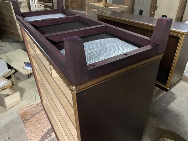 着色した木製脚と色比べ
