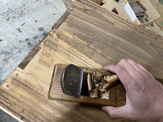 箪笥の鉋かけ