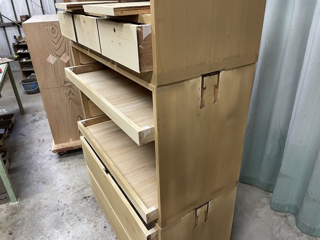 桐箪笥の下塗り