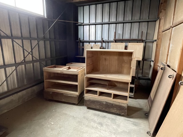 桐箪笥の砥の粉塗り