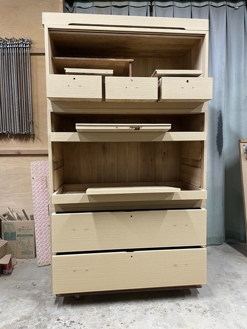 桐箪笥の砥の粉仕上げ