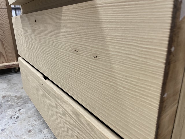 桐箪笥の砥の粉塗り