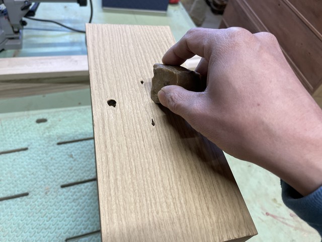 桐箪笥の蝋引き