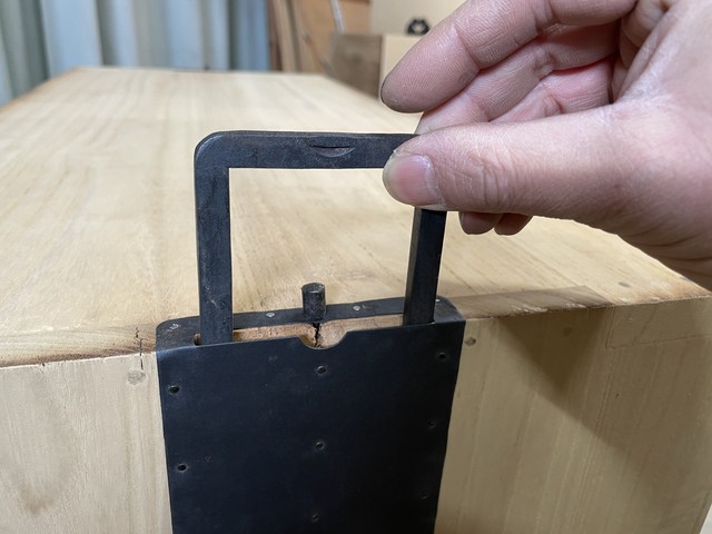 棒通し金具の中の爪