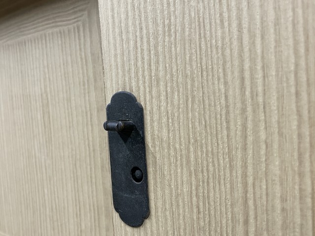 引違い戸の固定金具