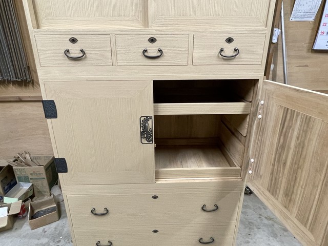 桐箪笥の扉の開け方