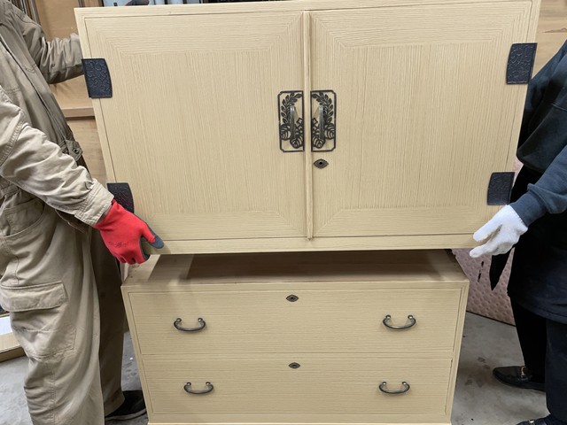 桐箪笥を重ねる時