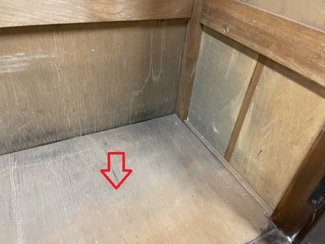 本棚内部の底部
