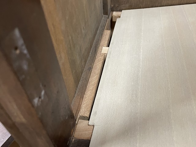 本棚底部の修理