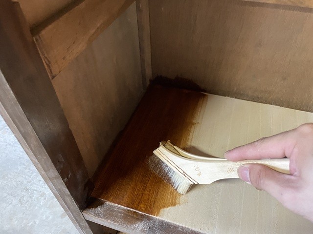 本棚の塗装